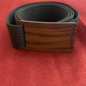 Men’s GRIP6 brown belt strap with custom craft man’s buckle.